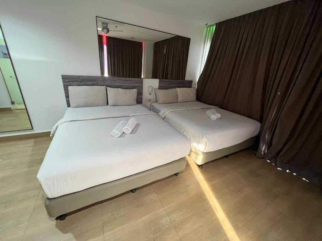 Tropical Hotel Kota Damansara Petaling Jaya Esterno foto